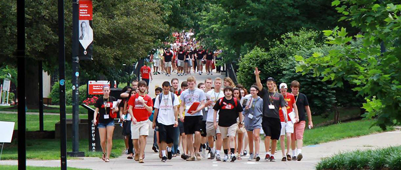 Groups of students in orientation coming down the SAC ramp.