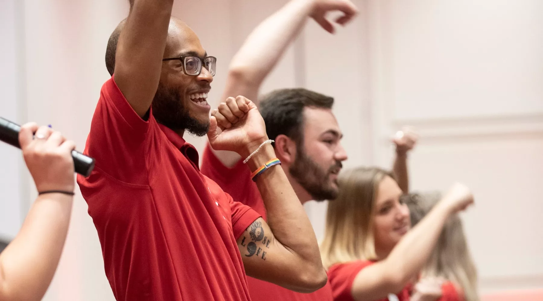 Orientation leaders lead students in the CARDS chant at 2019 summer orientation.
