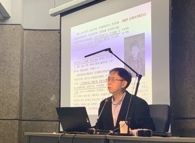 Professor Delin Lai presenting his paper.