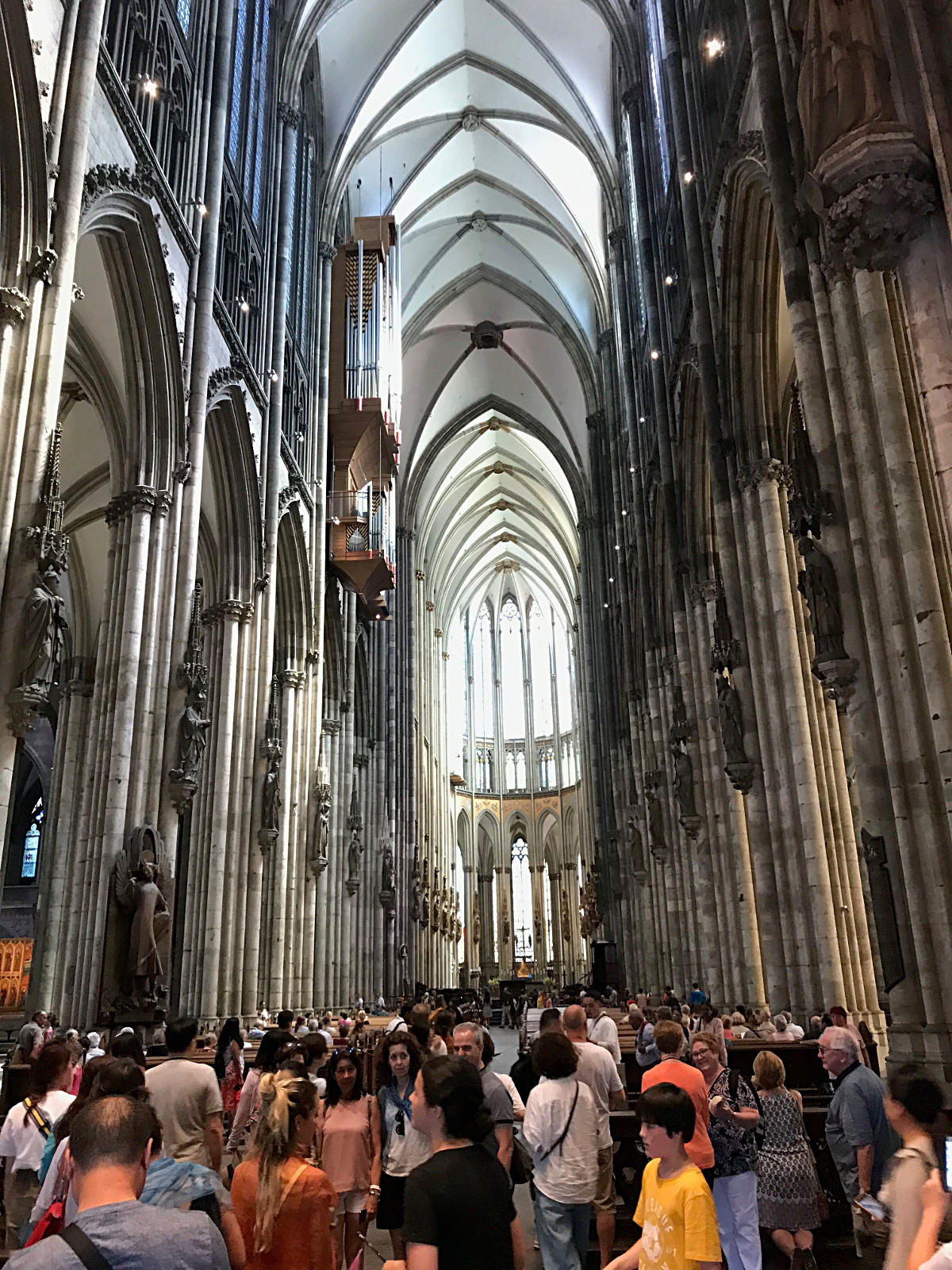 Image of the interior of Koln Cathedral