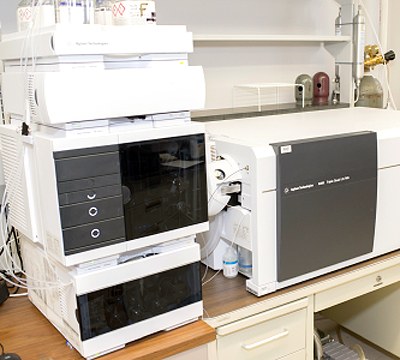 Agilent 6460 MS with 1290 UHPLC System and a multisampler