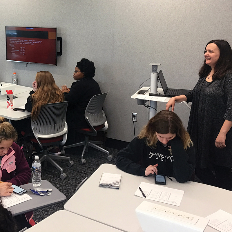 Librarian Lidiya Grote teaches students in a section of the spring 2019 FYF seminar.