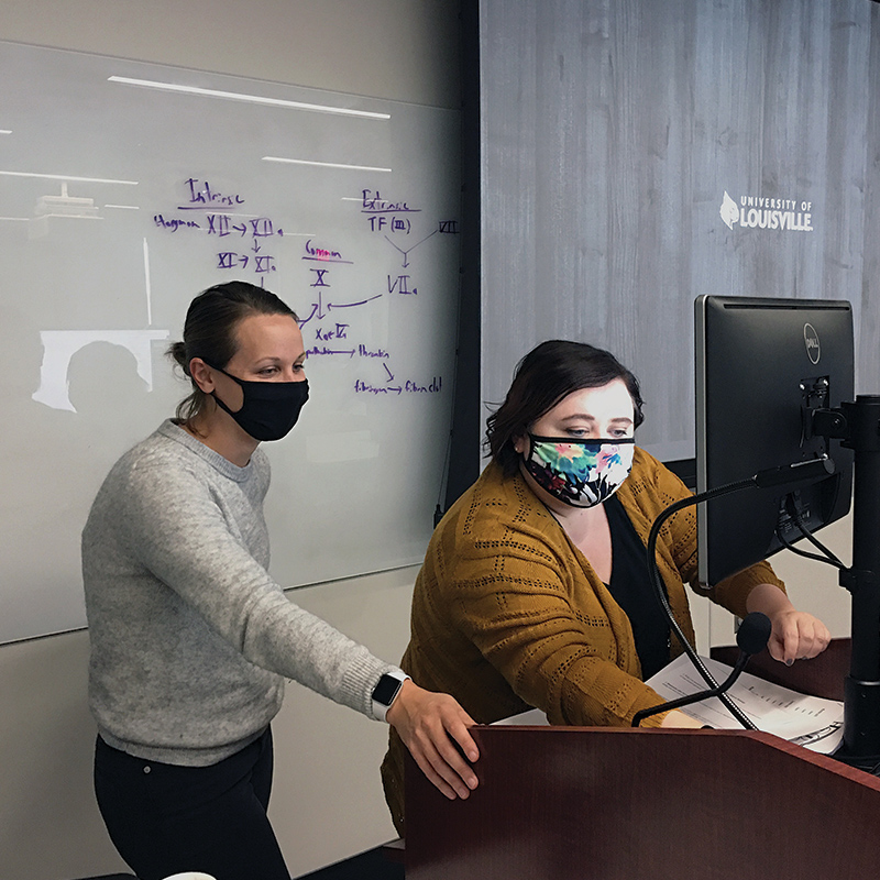 Academic Counselor Jessica Newton works with a student during a fall 2020 seminar section.