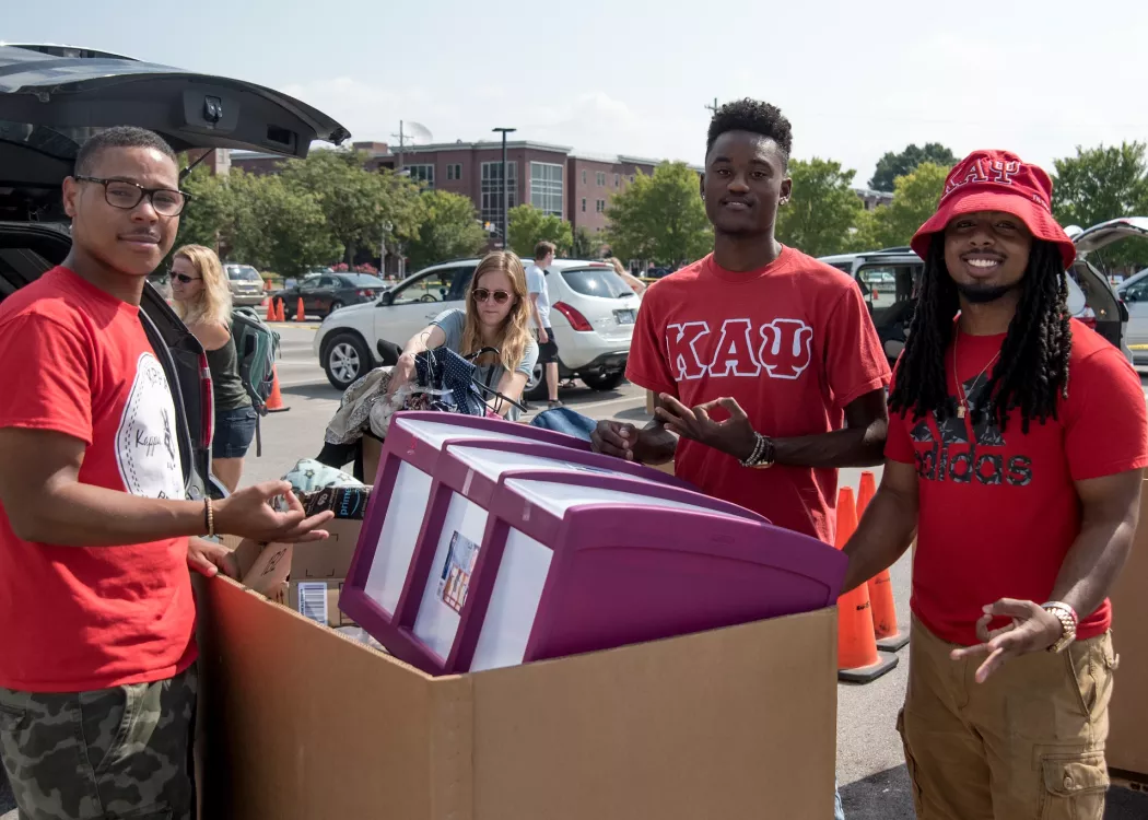 Students load a moving box on Move-In Day.