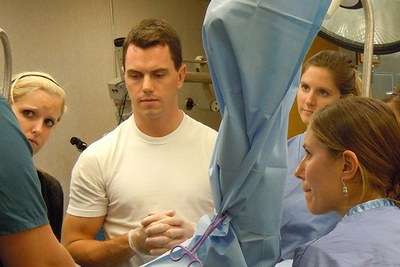 Professionals participating in a class in the fresh tissue laboratory