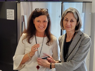 Kim Boland presents award to Lisa Craft.jpg