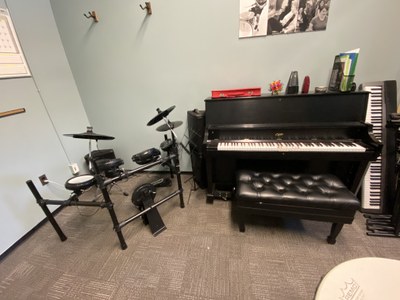 Donner DED-400 drums from the clinic by the piano