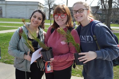 Students taking home free trees at UofL Arbor Day 2018